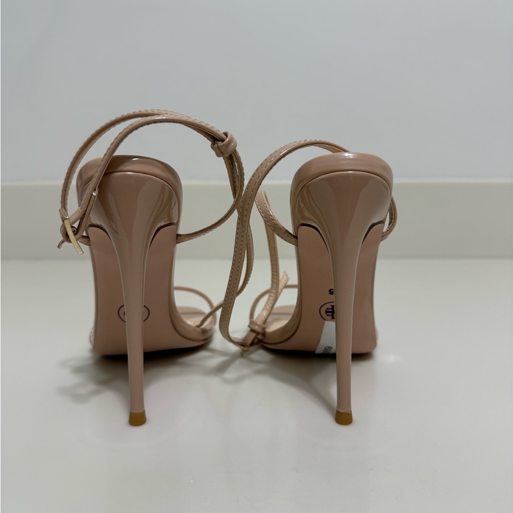 Femme LA The Necessary Sandals in beige - Picture 8 of 11
